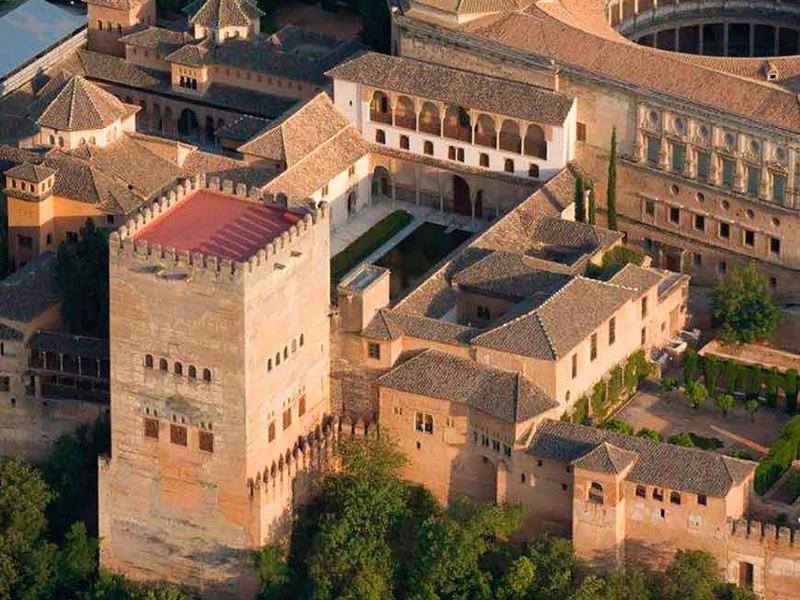 Vue aérienne de l'Alhambra et de ses tours
