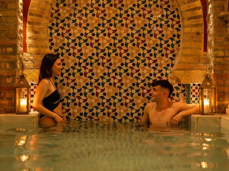 Bassin du Hammam Palacio Nazarí à Grenade