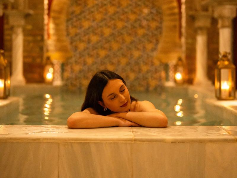 Bassin chaud sous des arcs outrepassés au Hammam Palacio Nazarí