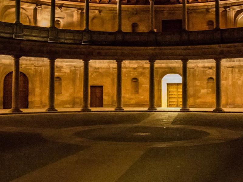 Le palais de Charles Quint illuminé la nuit