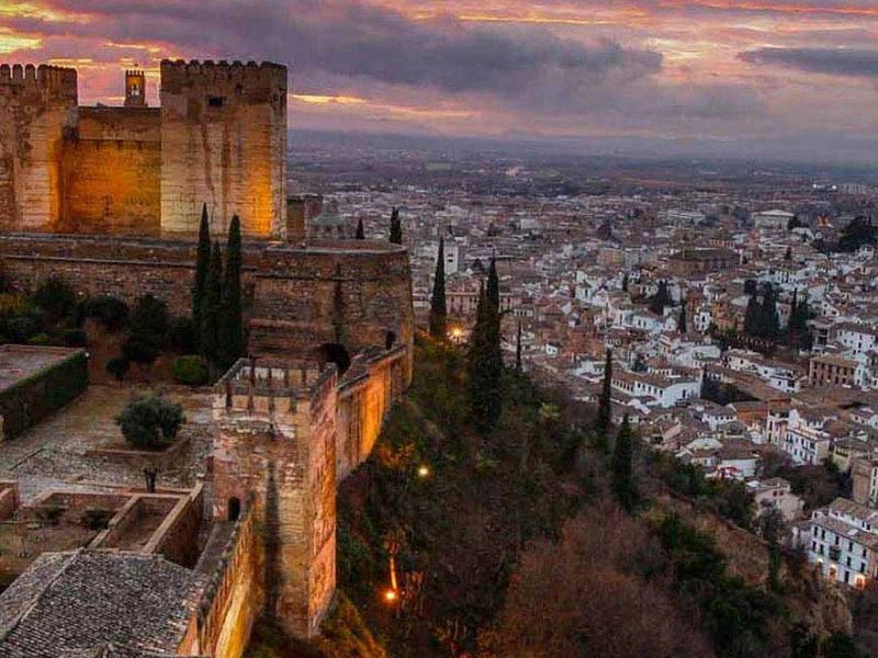 Grenade au coucher du soleil vue depuis l'Alhambra