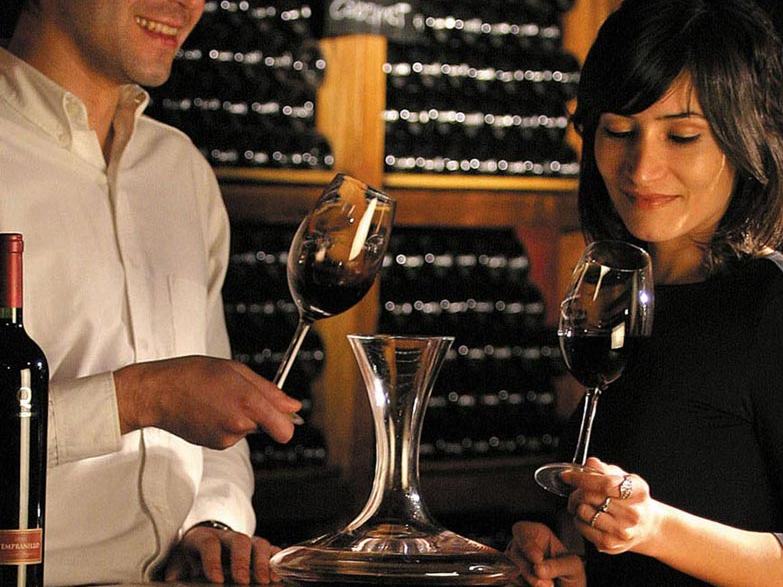 Fûts de vin dans une cave